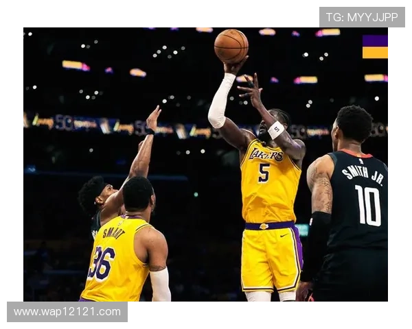 詹姆斯戴帽助湖人首胜火箭